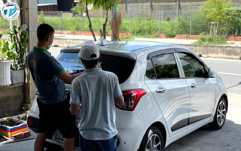 Decal dán kính sau ô tô